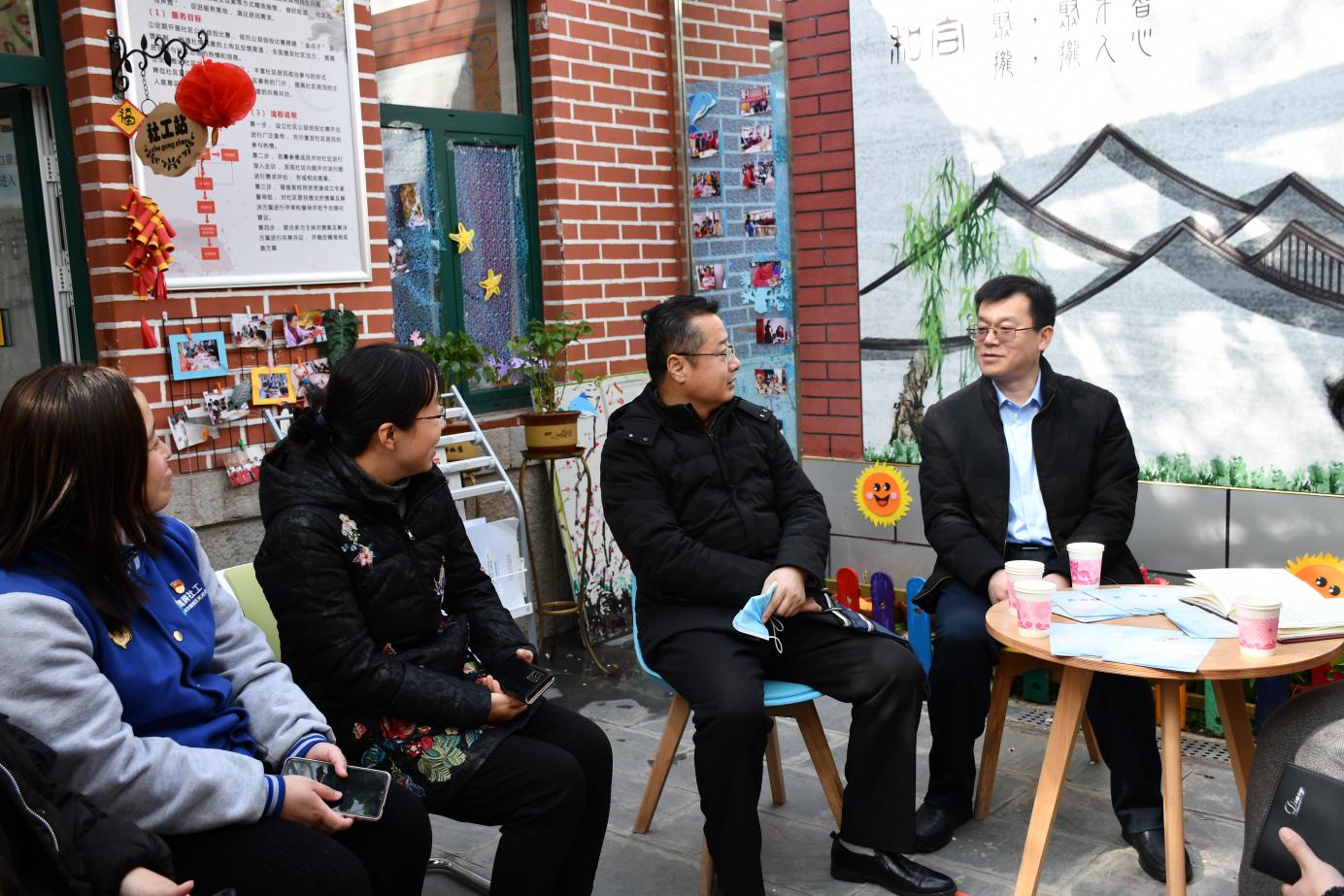 翟宗宁一行首先参观了槐荫区青年公园街道办事处社会工作服务站,实地