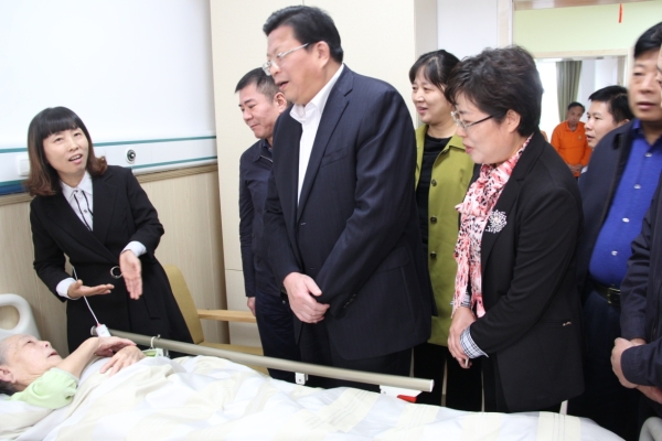 市委副书记苏树伟到历下区开展敬老月走访慰问活动